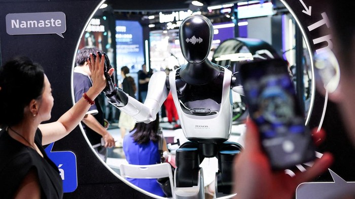 Robot humanoid dipamerkan dalam konferensi di Shanghai, China (REUTERS/Go Nakamura)