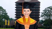 Penyanyi berusia 47 tahun itu lulusan Universitas Indonesia dari Fakultas Ilmu Sosial dan Ilmu Politik (FISIP) angkatan 1996. Foto: Instagram @itsrossa910