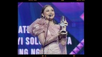 Beragam penghargaan dia dapatkan dari industri hiburan. Foto: Instagram @itsrossa910