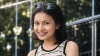 Makasih selalu berusaha dan berjuang keras, sehingga aku yang dewasa ini terbiasa memberikan yang terbaik dalam apa pun, dalam keseharian hidup dan pekerjaan, tuturnya. Foto: Instagram @itsrossa910