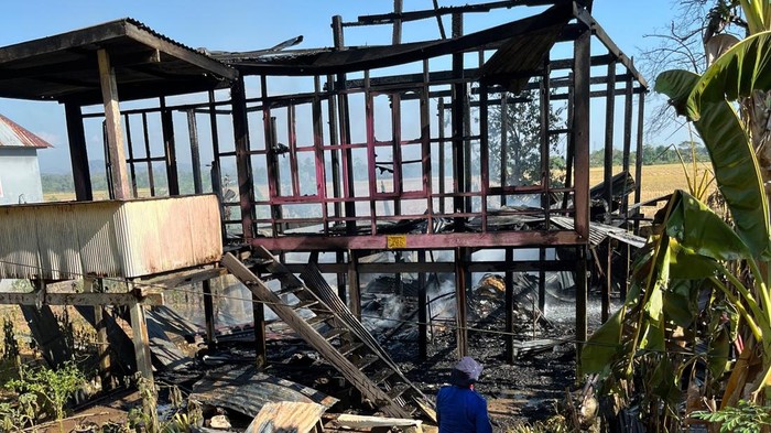 Rumah milik sepasang lansia di Pangkep terbakar.