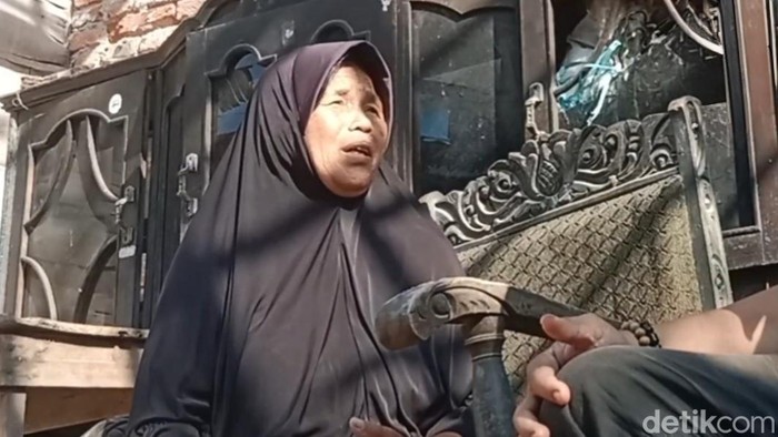 Rumini, perempuan paruh baya di Kelurahan Paoman, Kabupaten Indramayu.