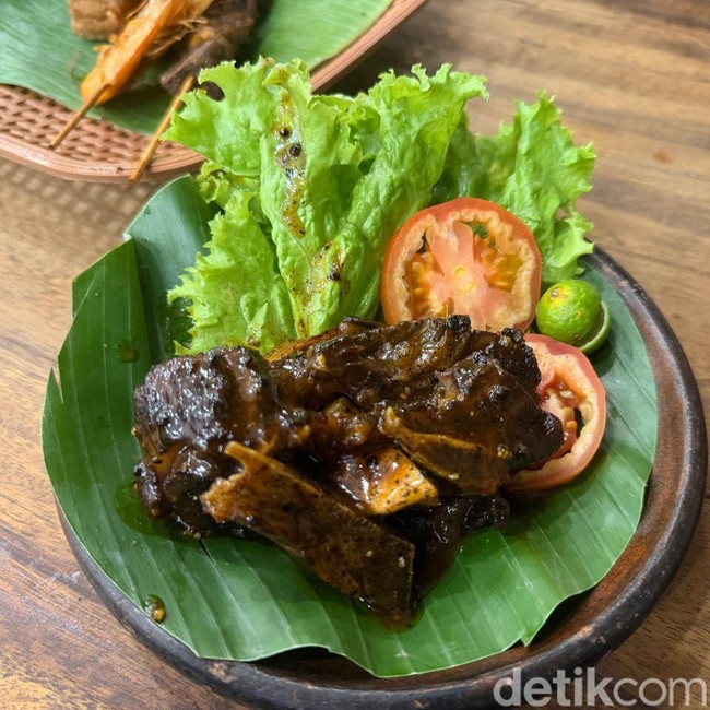 Kulineran di Bekasi, Cicip Iga Bakar hingga Sate Udang Pakai Sambal Sepuasnya!