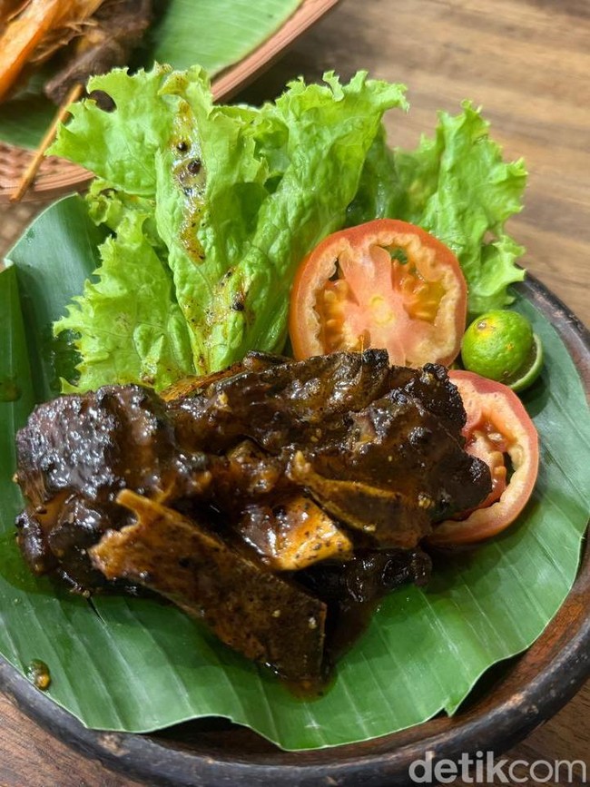 Kulineran di Bekasi, Cicip Iga Bakar hingga Sate Udang Pakai Sambal Sepuasnya!