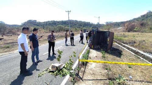 Sejumlah kendaraan dibakar dalam bentrokan warga dua kampung di Lengkong Warang, Desa Tanjung Boleng, Kecamatan Boleng, Manggarai Barat, NTT, Rabu (29/7/2026).
