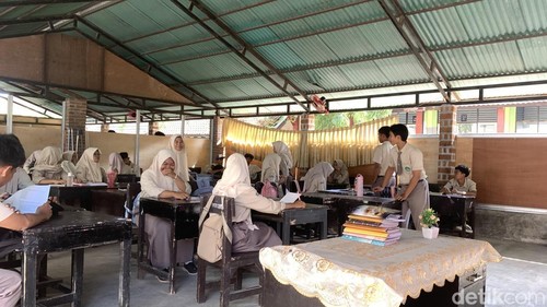 Ratusan siswa SMAN 1 Gunungsari belajar di lobi sekolah, kantin hingga gudang karena ruang belajar mau roboh, Rabu (29/7/2026).