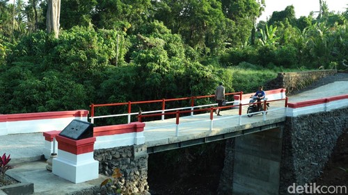 Seorang warga melintas di jembatan Garuda Perintis dengan mengendarai motor, Rabu (29/7/2026). (Aryo Mahendro/detikBali).