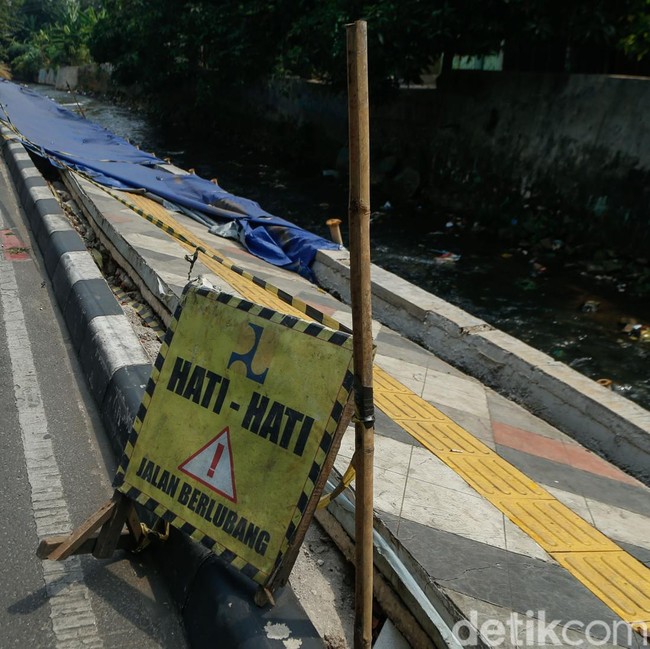 Setahun Dibangun, Trotoar di Sawangan Depok Amblas