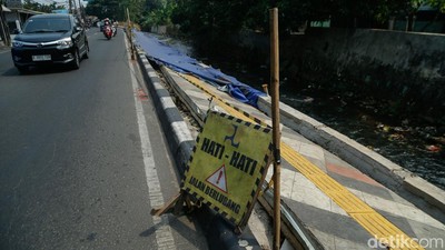 Setahun Dibangun, Trotoar di Sawangan Depok Amblas