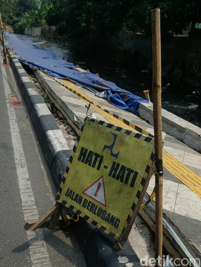Setahun Dibangun, Trotoar di Sawangan Depok Amblas