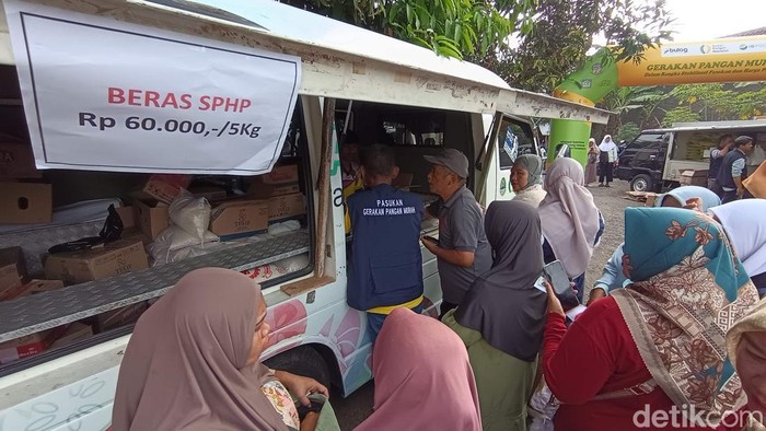 Suasana pasar murah di Kantor Kecamatan Tamansari Kota Tasikmalaya.