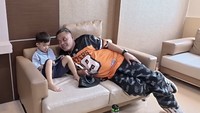 Sule menjenguk anaknya, Adzam, yang dalam perawatan di rumah sakit. Tapi hari ini mau pulang ya? Alhamdulillah Adzamnya sudah sembuh guys, ungkap Sule dalam channel YouTube miliknya dilihat detikcom, Kamis (30/6/2026). Foto: dok channel youtube nathalie holscher