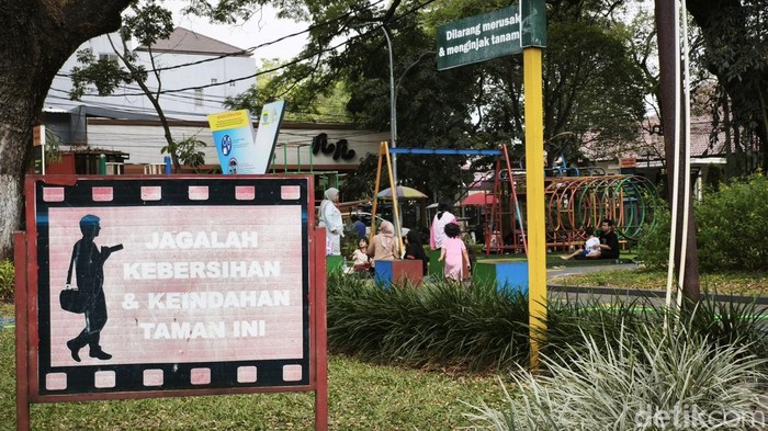Taman Foto Bdg yang berlokasi di Jalan Anggrek, Kota Bandung. Dahulu tempat ini dijadikan sebagai tempat pameran foto oleh sejumlah komunitas