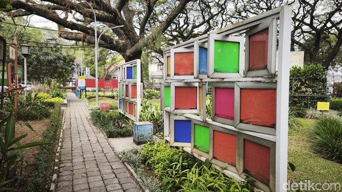 Taman Foto Bdg yang berlokasi di Jalan Anggrek, Kota Bandung. Dahulu tempat ini dijadikan sebagai tempat pameran foto oleh sejumlah komunitas Taman Foto Bdg yang berlokasi di Jalan Anggrek, Kota Bandung. Dahulu tempat ini dijadikan sebagai tempat pameran foto oleh sejumlah komunitas