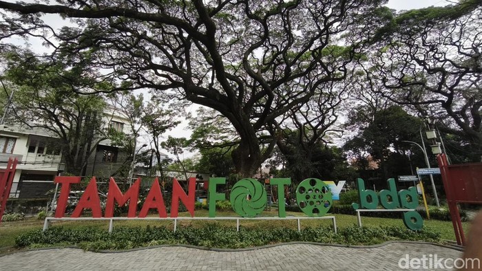 Taman Foto Bdg yang berlokasi di Jalan Anggrek, Kota Bandung. Dahulu tempat ini dijadikan sebagai tempat pameran foto oleh sejumlah komunitas Taman Foto Bdg yang berlokasi di Jalan Anggrek, Kota Bandung. Dahulu tempat ini dijadikan sebagai tempat pameran foto oleh sejumlah komunitas