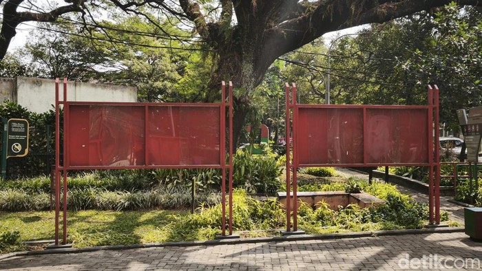 Taman Foto Bdg yang berlokasi di Jalan Anggrek, Kota Bandung. Dahulu tempat ini dijadikan sebagai tempat pameran foto oleh sejumlah komunitas Taman Foto Bdg yang berlokasi di Jalan Anggrek, Kota Bandung. Dahulu tempat ini dijadikan sebagai tempat pameran foto oleh sejumlah komunitas