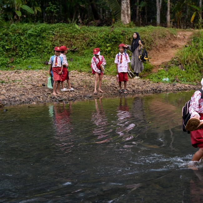 Tanpa Jembatan, Siswa SD di Pandeglang Seberangi Sungai untuk Bersekolah