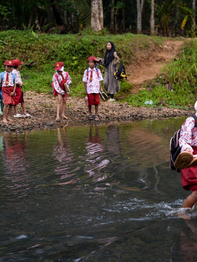 Tanpa Jembatan, Siswa SD di Pandeglang Seberangi Sungai untuk Bersekolah