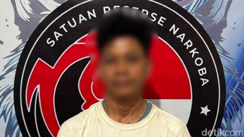 Tersangka DGP dan barang bukti narkotika yang siap ia edarkan. Tersangka merupakan residivis yang baru saja bebas pada Maret 2026.