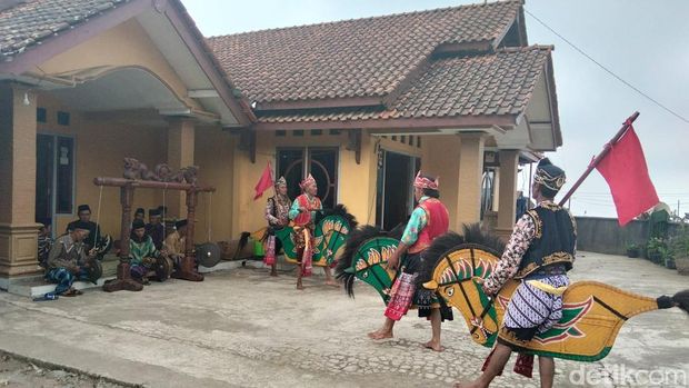Tradisi Saparan Magelang Pementasan Jaran Kepang Papat di halaman rumah Jesaparjo Dusun Mantran Wetan, Girirejo, Ngablak, Kabupaten Magelang saat Saparan, Rabu (29/7/2026).