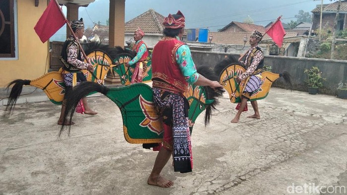 Pementasan Jaran Kepang Papat di halaman rumah Jesaparjo Dusun Mantran Wetan, Girirejo, Ngablak, Kabupaten Magelang saat Saparan, Rabu (29/7/2026).
