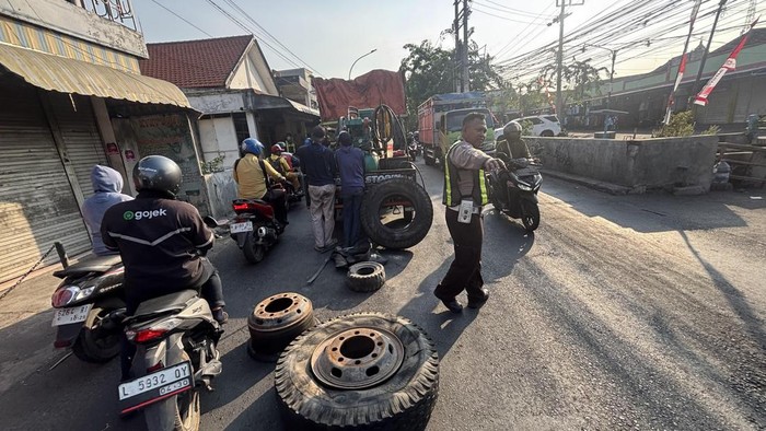 Truk ban pecah bikin Jalan Raya Benowo, Surabaya macet hingga 1 km