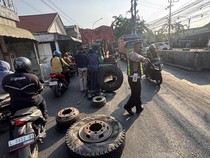 Waspada Truk Pecah Ban di Depan Pasar Benowo, Lalin Macet hingga 1 Km