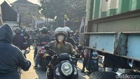Hingga saat ini, proses perbaikan ban truk masih berlangsung. 