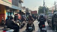 Detikers yang melintas dapat berhati-hati dan mengantisipasi kepadatan lalu lintas saat melintas di sekitar depan Pasar Benowo.