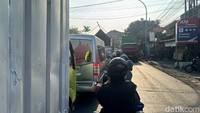 Kendaraan roda empat dan roda dua terlihat masih mengantre panjang. Mereka harus bergantian untuk melintasi kemacetan.