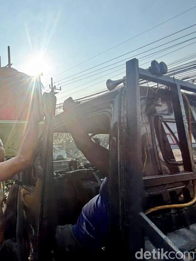 Truk Pecah Ban, Jalan Benowo Macet