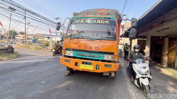 Truk Pecah Ban di Depan Pasar Benowo, Lalin Macet hingga 1 Km