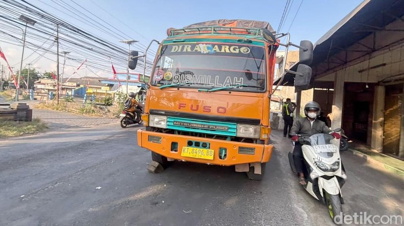 Truk Pecah Ban di Depan Pasar Benowo, Lalin Macet hingga 1 Km