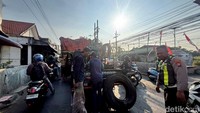 Akibat kejadian tersebut, kemacetan terjadi di sekitar lokasi. Antrean kendaraan mencapai sekitar 1 kilometer.
