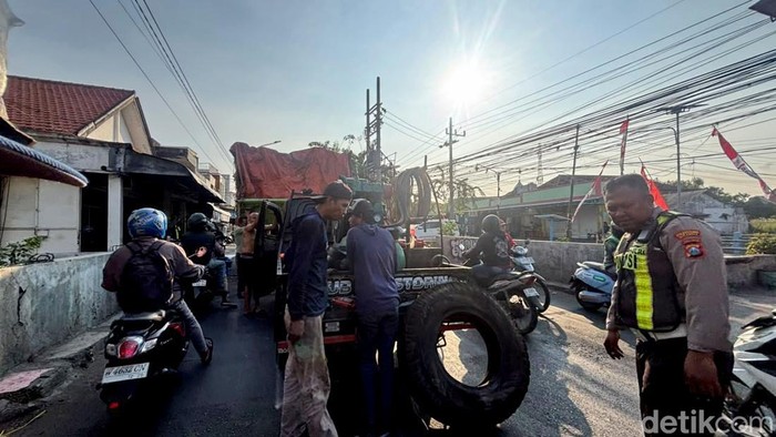 Truk Pecah Ban di Depan Pasar Benowo, Lalin Macet hingga 1 Km