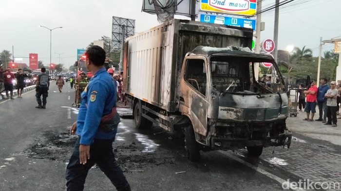 Mobil box yang membawa berbagai barang untuk dikirim menuju salah satu minimarket terbakar di Jalan Magelang-Jogja, kawasan Palbapang, Mungkid, Kabupaten Magelang, Rabu (29/7/2026).