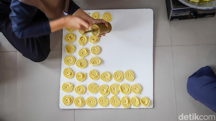 Seorang pekerja menyelesaikan proses pembuatan makanan khas Betawi di salah satu pelaku Usaha Mikro, Kecil, dan Menengah (UMKM) di kawasan Rorotan, Jakarta Utara, Rabu (29/7/2026). Di tengah persaingan usaha yang semakin ketat, pelaku UMKM terus beradaptasi dengan memanfaatkan teknologi digital untuk memperluas pasar.