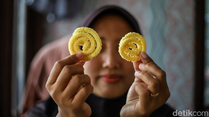 Seorang pekerja menyelesaikan proses pembuatan makanan khas Betawi di salah satu pelaku Usaha Mikro, Kecil, dan Menengah (UMKM) di kawasan Rorotan, Jakarta Utara, Rabu (29/7/2026). Di tengah persaingan usaha yang semakin ketat, pelaku UMKM terus beradaptasi dengan memanfaatkan teknologi digital untuk memperluas pasar.