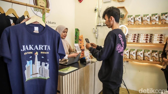 Seorang pekerja menyelesaikan proses pembuatan makanan khas Betawi di salah satu pelaku Usaha Mikro, Kecil, dan Menengah (UMKM) di kawasan Rorotan, Jakarta Utara, Rabu (29/7/2026). Di tengah persaingan usaha yang semakin ketat, pelaku UMKM terus beradaptasi dengan memanfaatkan teknologi digital untuk memperluas pasar.