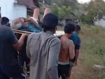 Lansia Cedera Diangkut Truk gegara Desa di Mojokerto Tak Punya Mobil Siaga