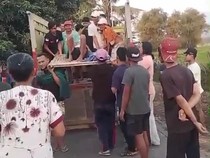 7 Fakta Lansia Sakit Diangkut Truk gegara Desa Tak Punya Mobil Siaga