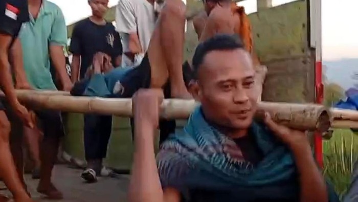 Viral lansia cedera diangkut truk di Mojokerto