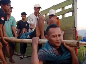 Kisah Lansia Mojokerto Diangkut Truk gegara Desa Tak Punya Mobil Siaga