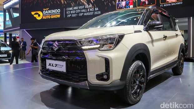 Wajah Baru Suzuki XL7 Resmi Hadir di GIIAS 2026 PT Suzuki Indomobil Sales (SIS) resmi memperkenalkan Suzuki XL7 Facelift saat ajang Gaikindo Indonesia International Auto Show (GIIAS) 2026 di ICE BSD City, Tangerang, Rabu (29/7/2026).Model penyegaran tersebut hadir dengan sejumlah ubahan pada sektor eksterior, mulai dari desain lampu kabut, bumper, gril, pelek, hingga antena shark fin yang membuat tampilannya semakin modern.