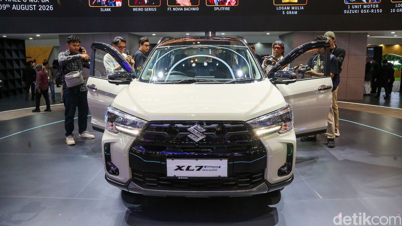 PT Suzuki Indomobil Sales (SIS) resmi memperkenalkan Suzuki XL7 Facelift saat ajang Gaikindo Indonesia International Auto Show (GIIAS) 2026 di ICE BSD City, Tangerang, Rabu (29/7/2026).Model penyegaran tersebut hadir dengan sejumlah ubahan pada sektor eksterior, mulai dari desain lampu kabut, bumper, gril, pelek, hingga antena shark fin yang membuat tampilannya semakin modern.