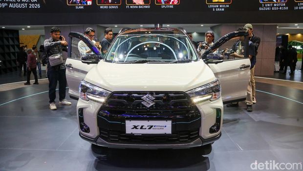PT Suzuki Indomobil Sales (SIS) resmi memperkenalkan Suzuki XL7 Facelift saat ajang Gaikindo Indonesia International Auto Show (GIIAS) 2026 di ICE BSD City, Tangerang, Rabu (29/7/2026).Model penyegaran tersebut hadir dengan sejumlah ubahan pada sektor eksterior, mulai dari desain lampu kabut, bumper, gril, pelek, hingga antena shark fin yang membuat tampilannya semakin modern.