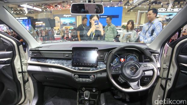 PT Suzuki Indomobil Sales (SIS) resmi memperkenalkan Suzuki XL7 Facelift saat ajang Gaikindo Indonesia International Auto Show (GIIAS) 2026 di ICE BSD City, Tangerang, Rabu (29/7/2026).Model penyegaran tersebut hadir dengan sejumlah ubahan pada sektor eksterior, mulai dari desain lampu kabut, bumper, gril, pelek, hingga antena shark fin yang membuat tampilannya semakin modern.