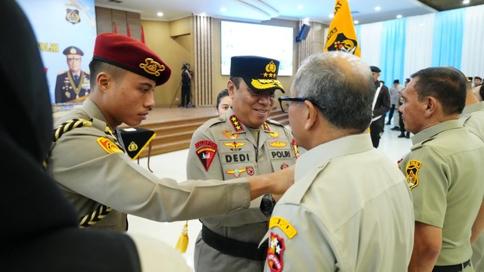 Wakapolri Komjen Dedi mengukuhkan pengurus KBPP Polri (dok. Polri)