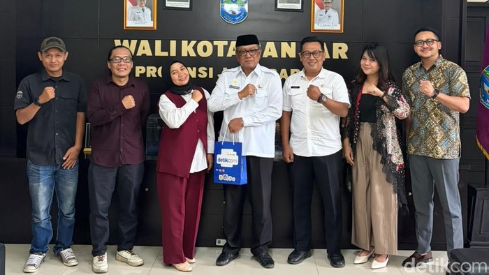 Wali Kota Banjar Sudarsono (tengah memegang tas tenteng biru)