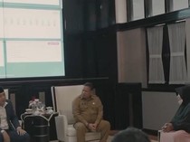 Umik Pelaku Pungli CFD Taman Bungkul Nangis Minta Maaf ke Walkot Eri